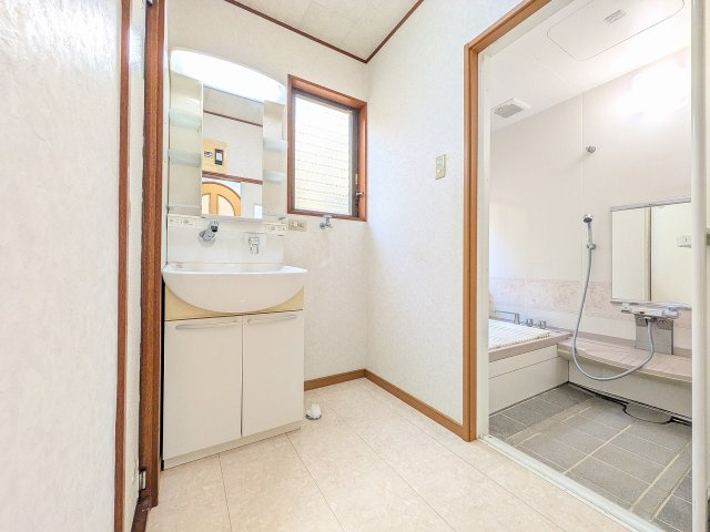 八王子市　暁町　中古戸建ての脱衣所|～窓付きで明るい洗面所　換気もしやすいです～