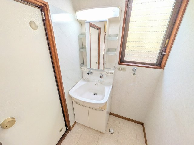八王子市　暁町　中古戸建ての独立洗面台|～シャワー付きの独立洗面台　細々している物をスッキリ収納出来ます～