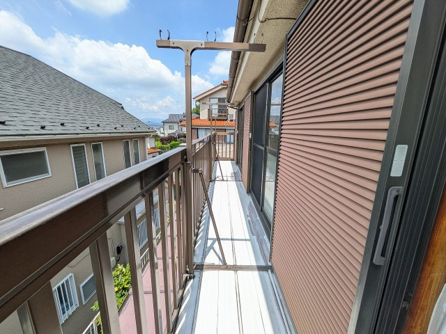 八王子市　暁町　中古戸建てのバルコニー|～3部屋から出入り可能なバルコニー　陽当たり良好、洗濯物がよく乾きそうです～