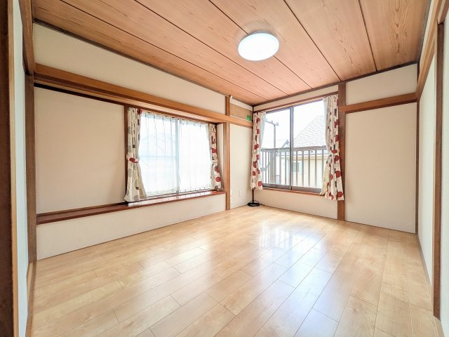 八王子市　暁町　中古戸建ての寝室|～2階6.0帖の洋室　出窓付きのお部屋です～