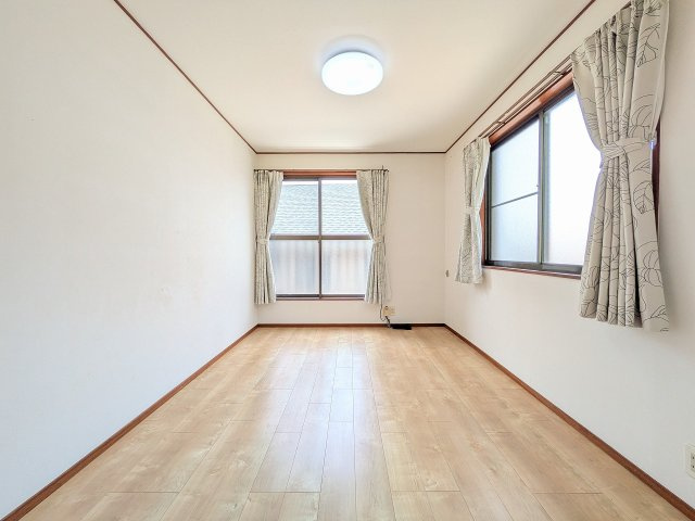 八王子市　暁町　中古戸建ての洋室|～2階6.0帖の洋室　2面採光で明るく風通しの良いお部屋です～