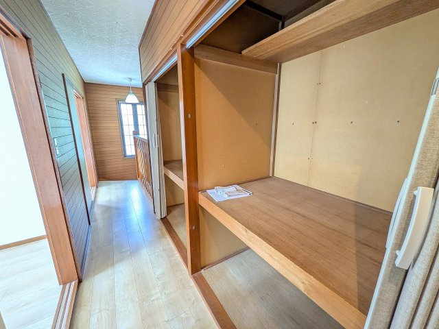 八王子市　暁町　中古戸建ての収納|～2階廊下にも収納完備～