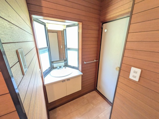八王子市　暁町　中古戸建ての独立洗面台|～2階トイレ前にも洗面台があります～