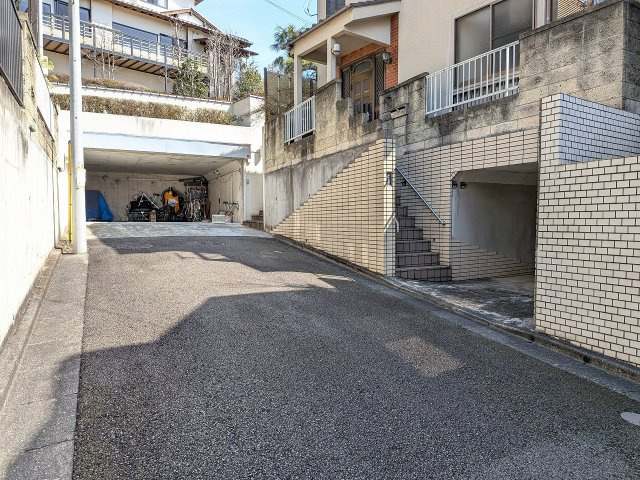 八王子市　暁町　中古戸建ての前面道路含む現地写真|～北西側5ｍ道路に面しています～