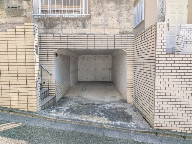 八王子市　暁町　中古戸建ての駐車場|～車庫1台分～