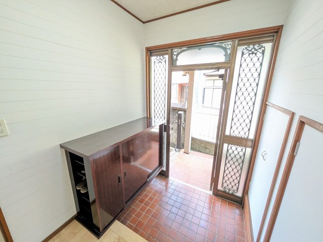 八王子市　暁町　中古戸建ての玄関|～明るい陽の入る玄関～