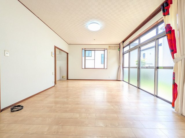 八王子市　暁町　中古戸建ての居間・リビング|～13.0帖の明るいLDKで、家族団欒の時間をお過ごしいただけます～