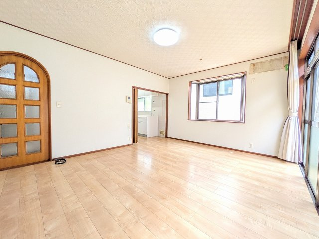 八王子市　暁町　中古戸建ての居間・リビング|～13.0帖の明るいLDKで、家族団欒の時間をお過ごしいただけます～