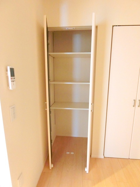 （シニア限定）ヘーベルVillage堀ノ内の設備|★高さ調節できる棚付き収納★