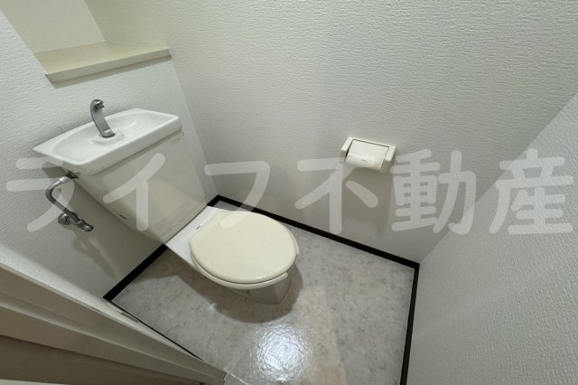ロイヤルヴィラ東大阪のトイレ|落ち着いた色調のトイレです