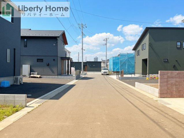 笠間市旭町第9　新築戸建　1号棟の前面道路含む現地写真