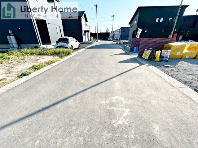 笠間市旭町第9　新築戸建　1号棟の前面道路含む現地写真