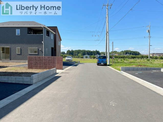 笠間市旭町第9　新築戸建　2号棟の前面道路含む現地写真