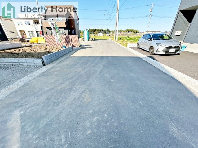 笠間市旭町第9　新築戸建　2号棟の前面道路含む現地写真