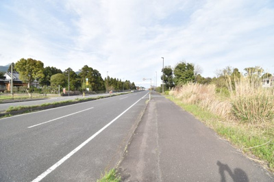 【前面道路含む現地写真】 | 鹿屋市郷之原町　売地 | 北西側