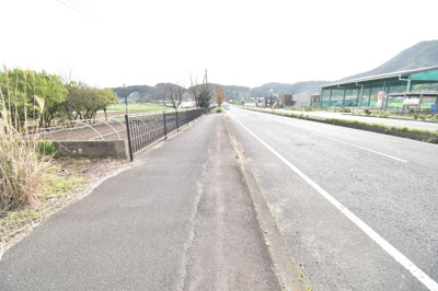 【前面道路含む現地写真】 | 鹿屋市郷之原町　売地 | 北西側