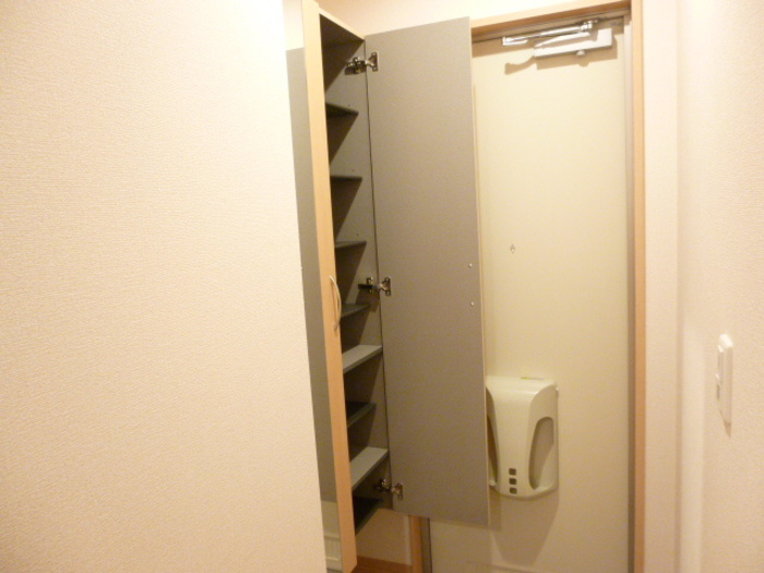 チャコールハウスの玄関