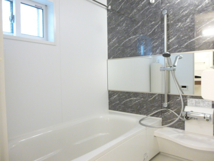 チャコールハウスの浴室