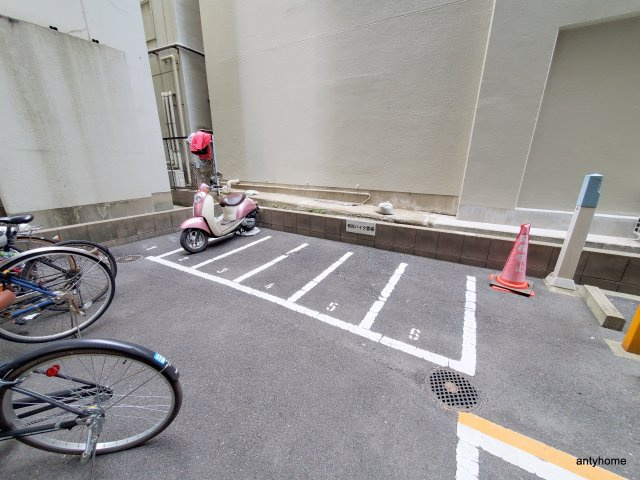 SERENiTE本町エコートの駐車場