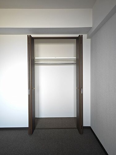 ライオンズマンション三好ヶ丘の収納|LDK14.9畳のクロゼット