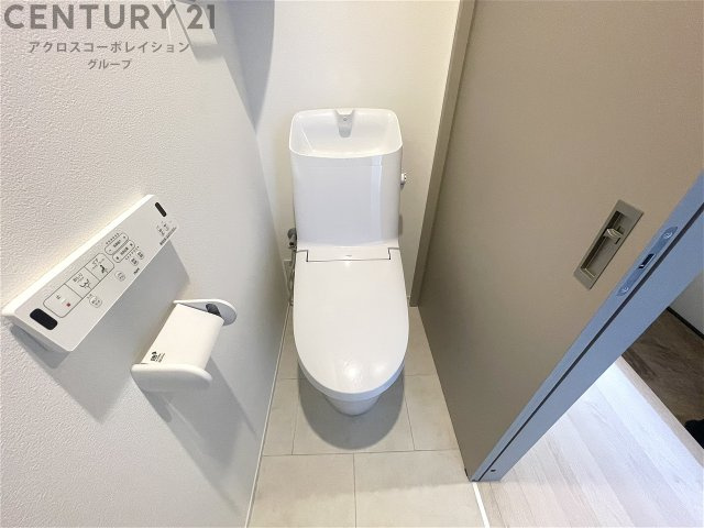 落ち着いた色調のトイレです