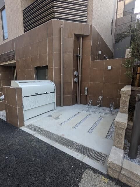 ＣＲＥＡＬ　ｐｒｅｍｉｅｒ恵比寿のロビー|■敷地内ゴミ置き場■駐輪場（屋外のスライド式自転車ラック）