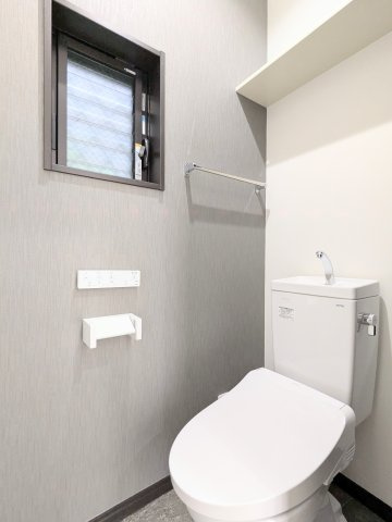 葛飾区水元２丁目の戸建のトイレ|～1階 棚付きトイレ写真～