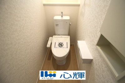 【トイレ】 | クレイドルガーデン山口市阿知須　第８（１号棟） | いつまでも清潔な空間であって頂けますように、汚れをふき取り易いフロアと壁紙をチョイス致しました。