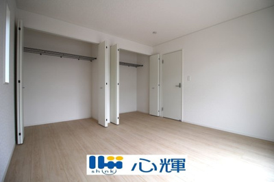 【洋室】 | クレイドルガーデン山口市阿知須　第８（１号棟） | 沢山の陽の光が入る明るい室内。収納たっぷりなのでお荷物の多いご家庭でもすっきりと収納出来ます。