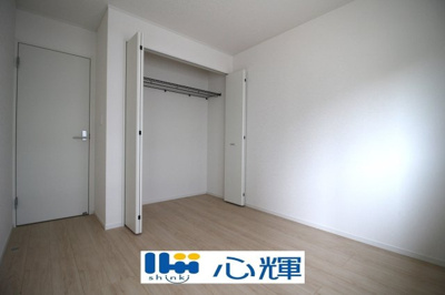 【洋室】 | クレイドルガーデン山口市阿知須　第８（１号棟） | 明るさを基調とした部屋は、光を反射するので部屋を明るく美しく見せる効果もあります。