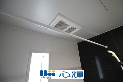 【設備】 | クレイドルガーデン山口市阿知須　第８（１号棟） | 浴室換気・乾燥・暖房機（本体）。冬場の予備暖房、夜間や梅雨時の衣類乾燥、カビ対策などに活躍します。

