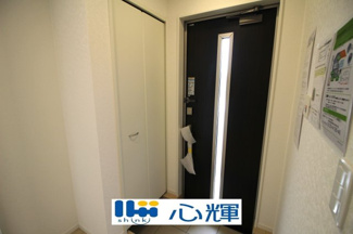【玄関】 | クレイドルガーデン山口市阿知須　第８（１号棟） | たくさんある靴もすべて収納して頂け、玄関をスッキリ綺麗な空間にまとめます。


