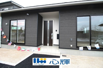 【玄関】 | クレイドルガーデン山口市阿知須　第８（１号棟） | 玄関に設置の宅配ボックスは外出で不在の時も荷物の受け取りが可能です♪

