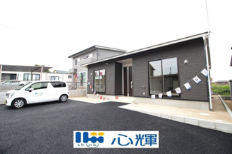 【外観】 | クレイドルガーデン山口市阿知須　第８（１号棟） | 明るい日差しが差し込む現地。車もゆったり駐めることができます。ぜひ現地をご覧ください。
