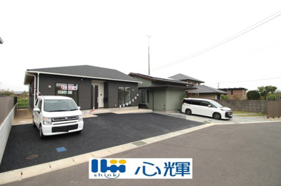 【前面道路含む現地写真】 | クレイドルガーデン山口市阿知須　第８（１号棟） | コミュニティー以外の方々の出入りも少なく、お車の出し入れも楽々です。
