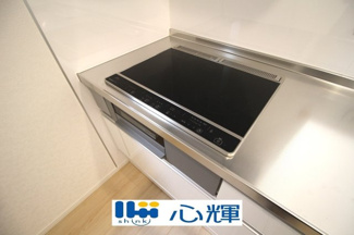 【キッチン】 | クレイドルガーデン山口市阿知須　第８（１号棟） | ＩＨクッキングヒーターは火を使わないので安心です。お掃除の手間もかかりません。