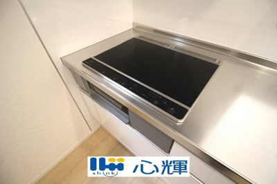【キッチン】 | クレイドルガーデン山口市阿知須　第８（１号棟） | ＩＨクッキングヒーターは火を使わないので安心です。お掃除の手間もかかりません。