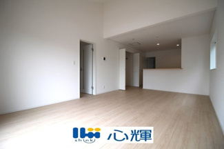 【居間・リビング】 | クレイドルガーデン山口市阿知須　第８（１号棟） | 家族の笑顔が集まる空間。居室のサッシはペアガラスを採用、高い断熱性による省エネと結露対策に有効です。