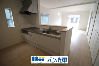 【キッチン】 | クレイドルガーデン山口市阿知須　第８（１号棟） | 充分なスペースを実現したキッチン空間となっています。寛ぐ方とお料理をされる方の一体感を重視した設計。