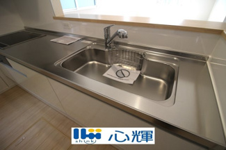 【キッチン】 | クレイドルガーデン山口市阿知須　第８（１号棟） | 浄水器付きです。水栓は先端が引き出せるのでシンクの隅々まで水が届きます。



