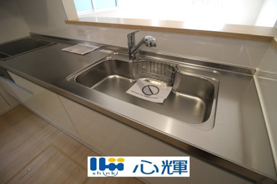 【キッチン】 | クレイドルガーデン山口市阿知須　第８（１号棟） | 浄水器付きです。水栓は先端が引き出せるのでシンクの隅々まで水が届きます。


