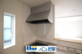 【キッチン】 | クレイドルガーデン山口市阿知須　第８（１号棟） | 最新タイプのレンジフードは吸引性能も良好！お手入れもカンタンです。
