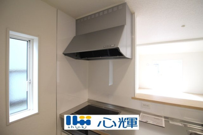【キッチン】 | クレイドルガーデン山口市阿知須　第８（１号棟） | 最新タイプのレンジフードは吸引性能も良好！お手入れもカンタンです。
