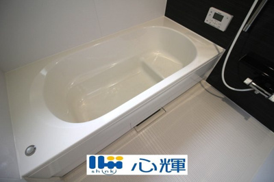 【浴室】 | クレイドルガーデン山口市阿知須　第８（１号棟） | 疲れを癒す場所にふさわしい快適で清潔な空間で、心も体もオフになるリラックスタイムをお楽しみ下さい。