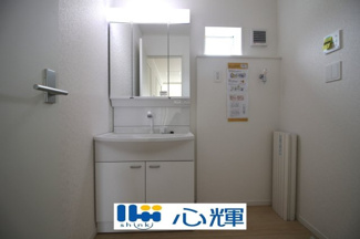 【独立洗面台】 | クレイドルガーデン山口市阿知須　第８（１号棟） | 平日の朝であっても落ち着きと寛ぎを感じられ、スムーズに身支度が完了します。