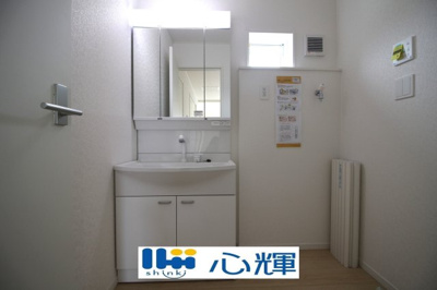 【独立洗面台】 | クレイドルガーデン山口市阿知須　第８（１号棟） | 平日の朝であっても落ち着きと寛ぎを感じられ、スムーズに身支度が完了します。