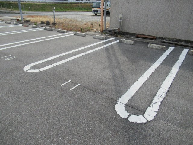 グランドメゾンJINの駐車場