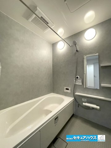 【本日ご案内可能】安城市安城町名広　全2棟のキッチン|【キッチン】（2号棟）
◆対面式キッチンの為リビングで遊ぶお子様の様子やテレビを見ながら料理することができます。
◆キッチンの窓は調理中のニオイや煙、熱気を効率的に排出できる高い換気能力があります。　