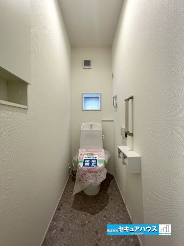 【本日ご案内可能】安城市安城町名広　全2棟の独立洗面台|【洗面台】（1号棟）
◆鏡の裏にはたっぷりと収納スペースを標準装備！
◆お洒落なデザインで清潔感を保ちやすいフルフラットカウンターのオープンサニタリーです♪◆お掃除もしやすい洗面台です。　　　　　　　