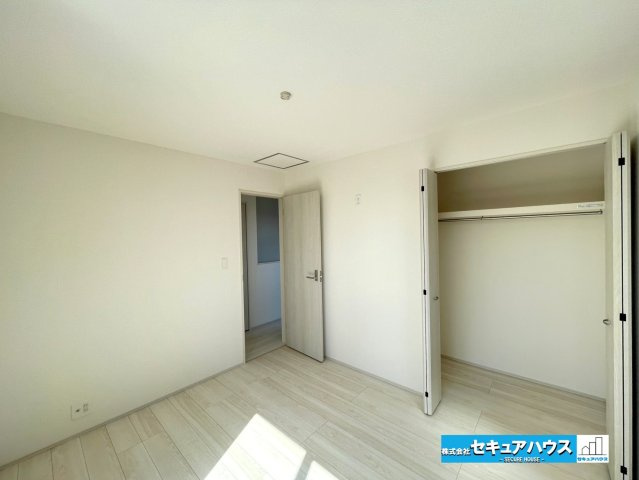 【本日ご案内可能】安城市安城町名広　全2棟のトイレ|【高機能トイレ】（1号棟）
◆高機能トイレの多くは便器のフタの開閉が自動であり、使用後に手動で水を流す面倒もなく非常に便利です。スタイリッシュな見た目で、お掃除しやすく、節水効果が高いです。
